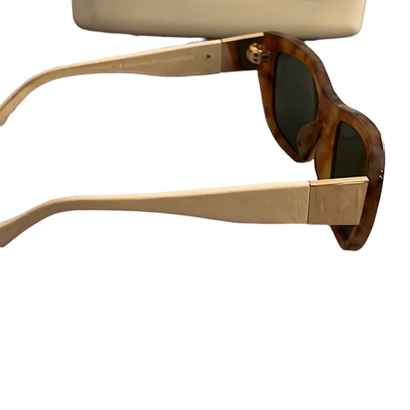 🔥HP🔥LINDA FARROWxTHE ROW. Light tortoise frames+leather wrapped earpieces. - Picture 2 of 15